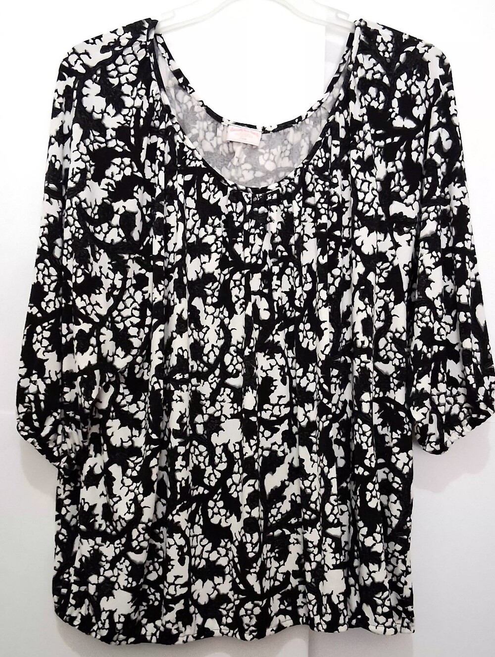 Black & White Floral-Print Scoop Neck Blouse Size Fit 4X